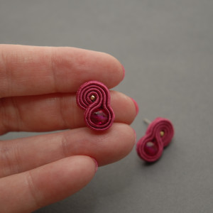 malutkie, fuksjowe kolczyki sutasz