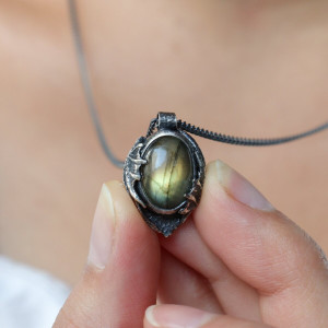 Unikatowy wisiorek Dragon z labradorytem (z łańcuszkiem)