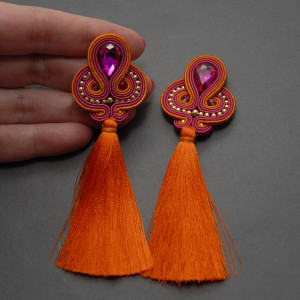 kolorowe kolczyki lub klipsy sutasz z chwostami