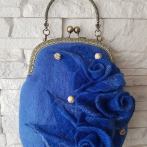 Niebieska torebka z różami