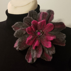 Broszka szaro różowy kwiat