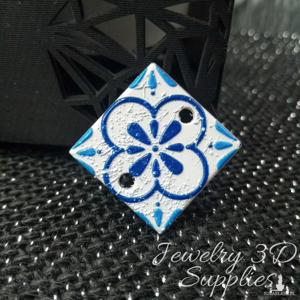 Wisiorek kwadrat kafelek biało-niebieski 23 mm, element do wyrobu biżuterii