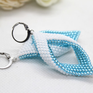 kolczyki szyte z drobniutkich koralików