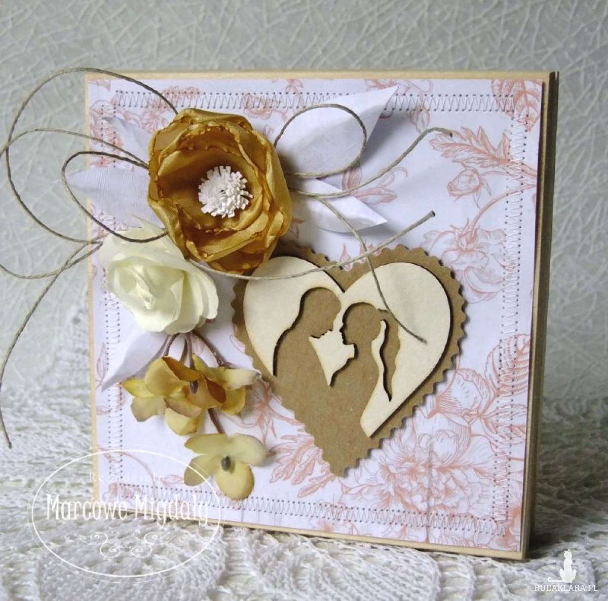 Drewniana kartka pamiątka ślubna na banknoty