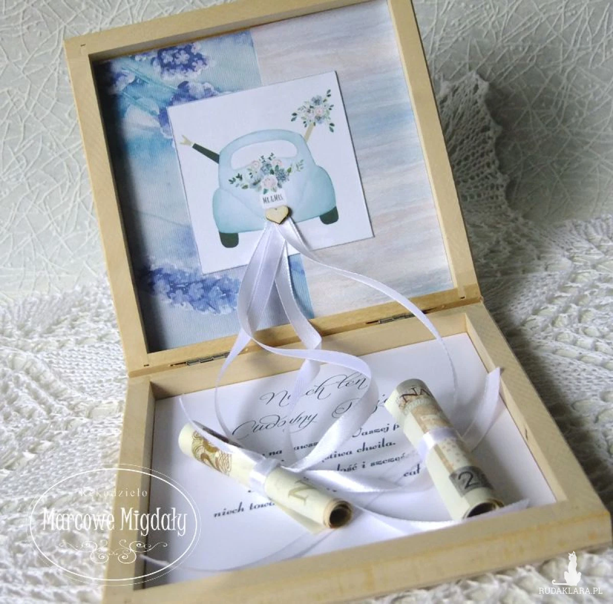 Drewniana kartka pamiątka ślubna na banknoty