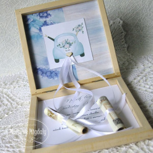 Drewniana kartka pamiątka ślubna na banknoty