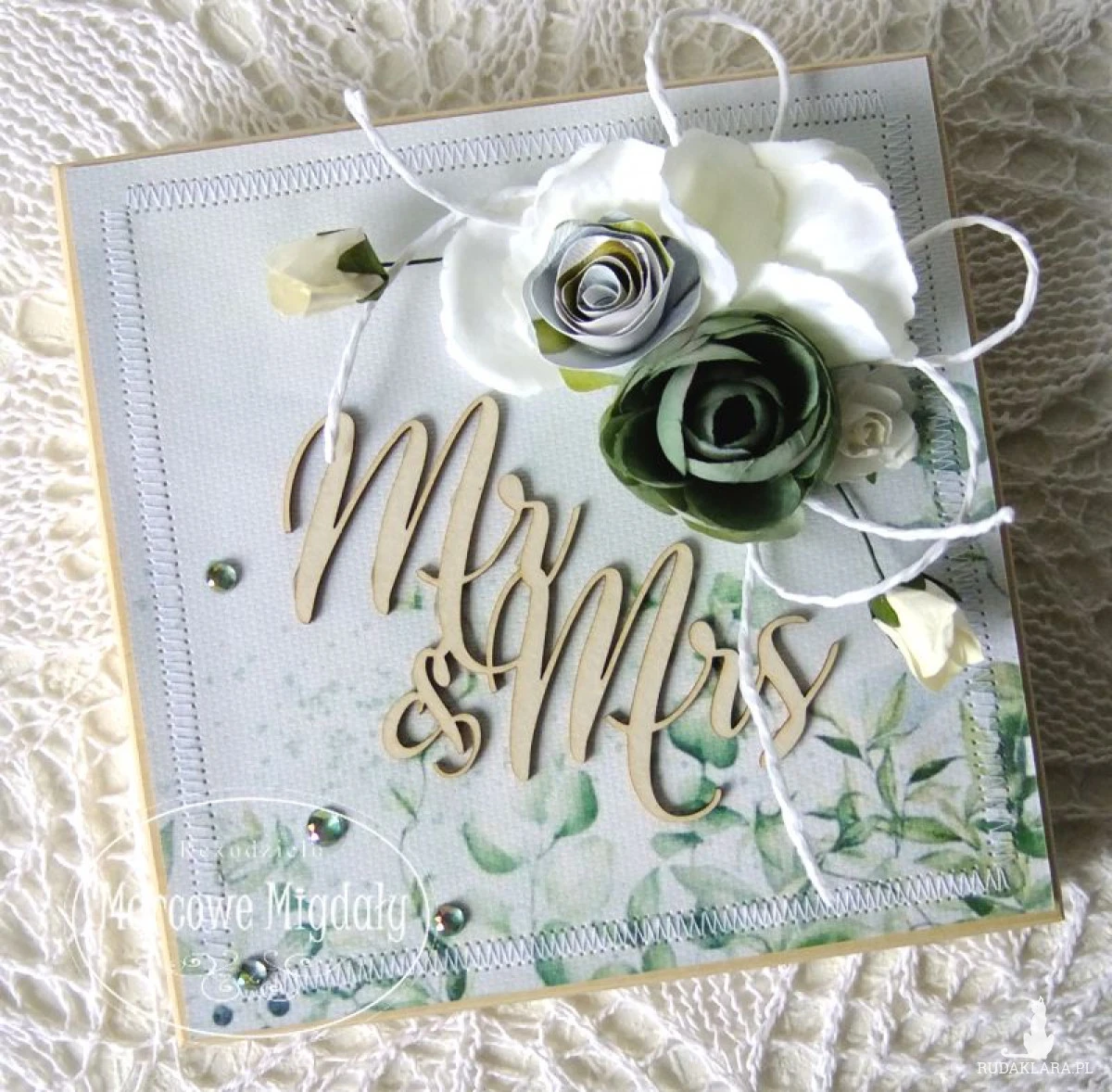 Drewniana kartka pamiątka ślubna na banknoty