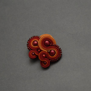 czerwono-pomarańczowe kolczyki lub klipsy sutasz