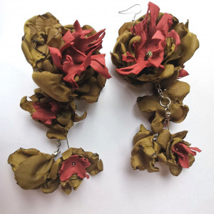 Kolczyki kwiaty:stała żaba na kamieniu