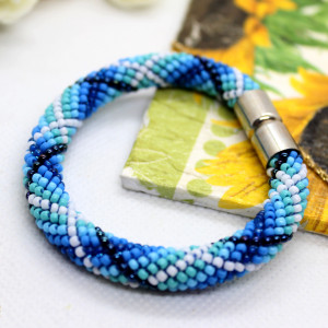 niebieska bransoletka z koralików zapinana na magnes