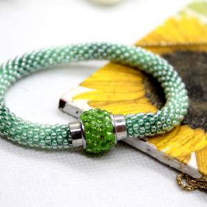 zielona bransoletka z koralików zapinana na magnes