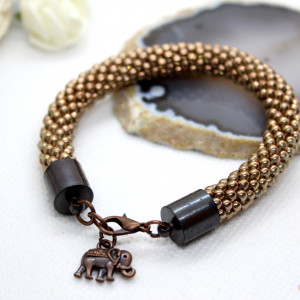 Bransoletka z drobniutkich koralików ze słonikiem