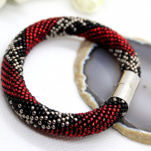 zapinana na magnes bransoletka z koralików - ukośnik