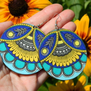 Kolczyki flower power, drewniana biżuteria hippie, kolczyki niebiesko żółte, biżuteria boho etno folk, duże kolczyki koła, mandala, Afryka, kolczyki afrykańskie, Frida