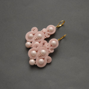 jasnoróżowe kolczyki lub klipsy sutasz