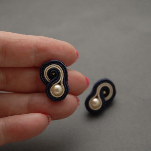 małe, kremowo-granatowe kolczyki sutasz