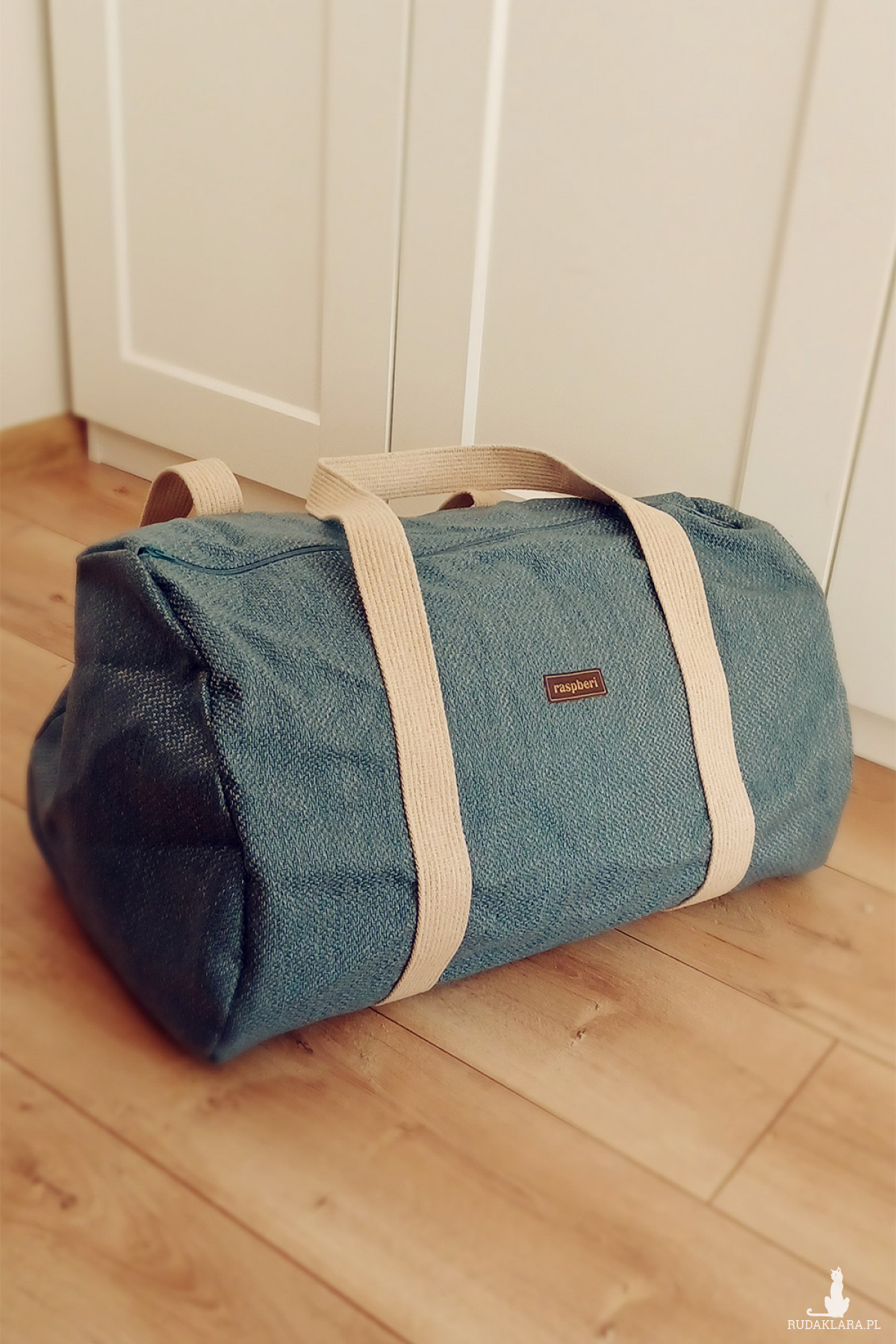 Niebieska torba podróżna z plecionki