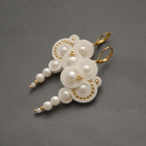 białe kolczyki lub klipsy sutasz