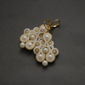 biało-złote kolczyki lub klipsy sutasz