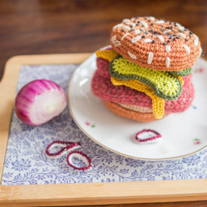 Szydełkowy bajgiel z wołowiną i piklami