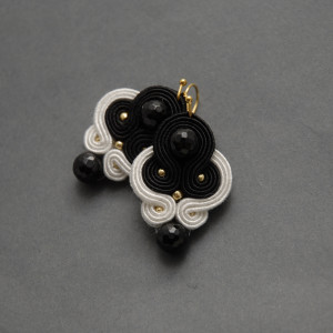 czarno-białe kolczyki / klipsy sutasz z onyksem