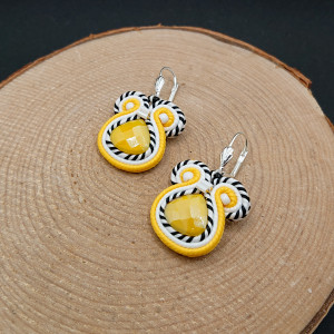 Biało-czarno-żółte małe kolczyki sutasz