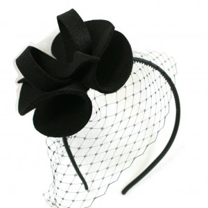 Okrągły czarny fascynator  z woalką