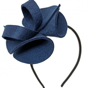 Fascynator niebieski okagły wykonany z filcu