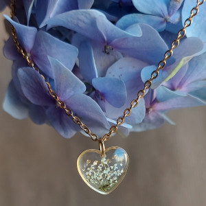 złota zawieszka złoty wisiorek naszyjnik żywica z żywicy kwiaty z kwiatami serce serduszko