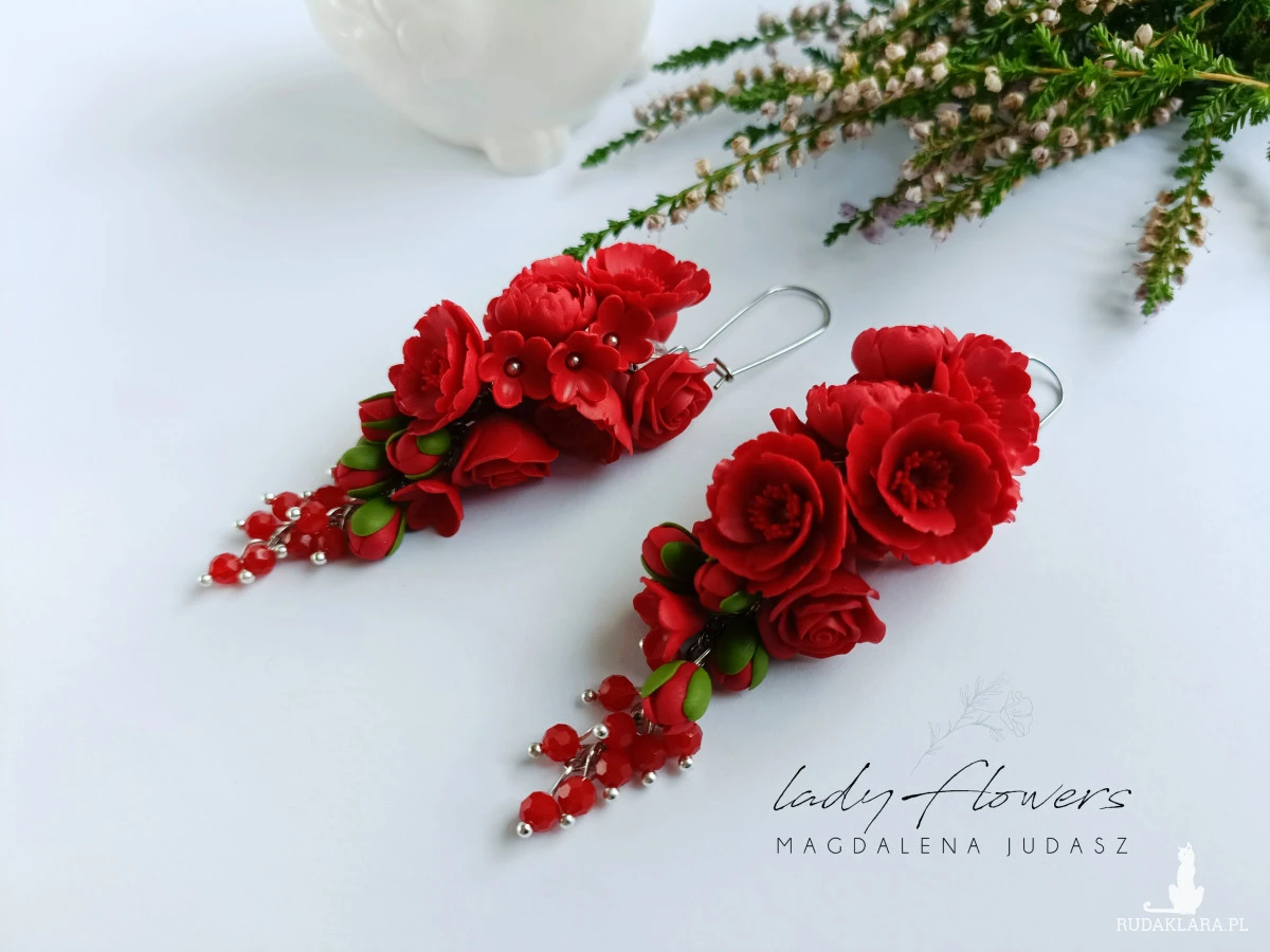 Kolczyki z czerwonymi kwiatami