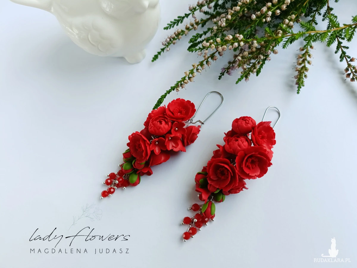 Kolczyki z czerwonymi kwiatami