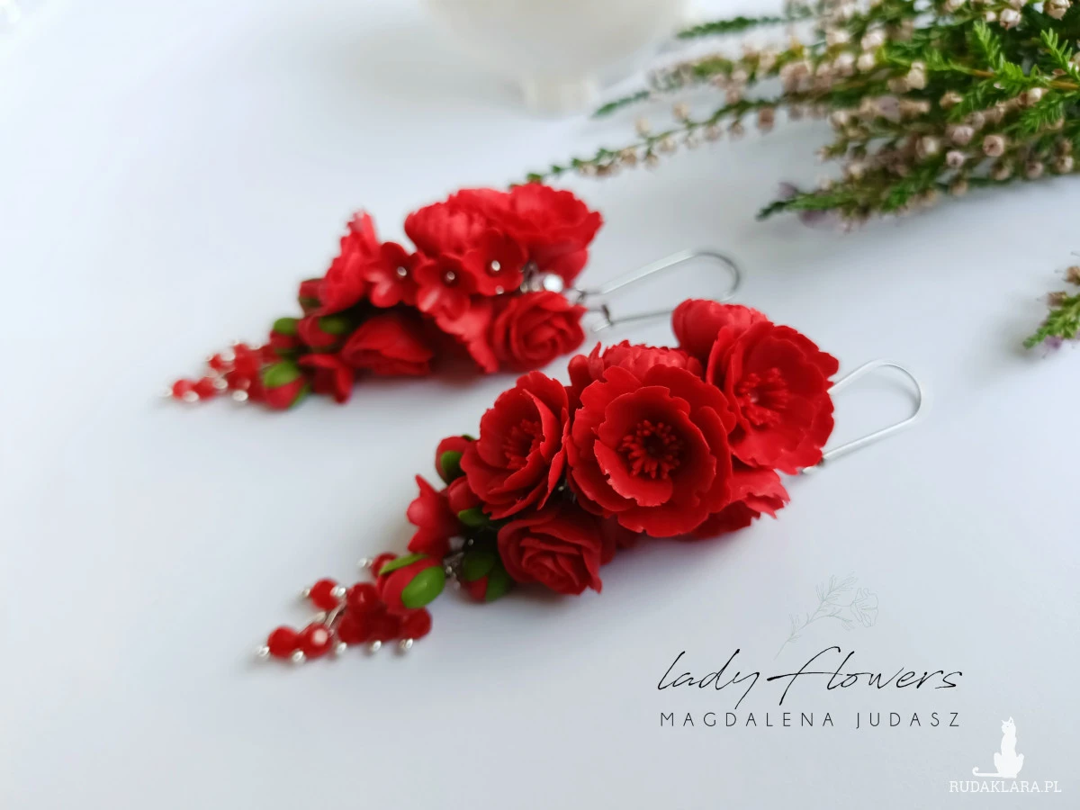 Kolczyki z czerwonymi kwiatami