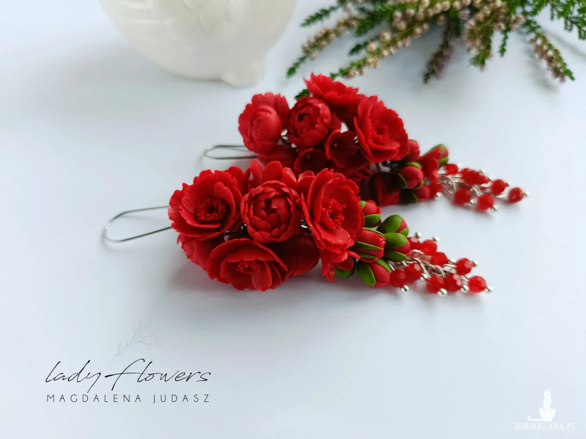 Kolczyki z czerwonymi kwiatami