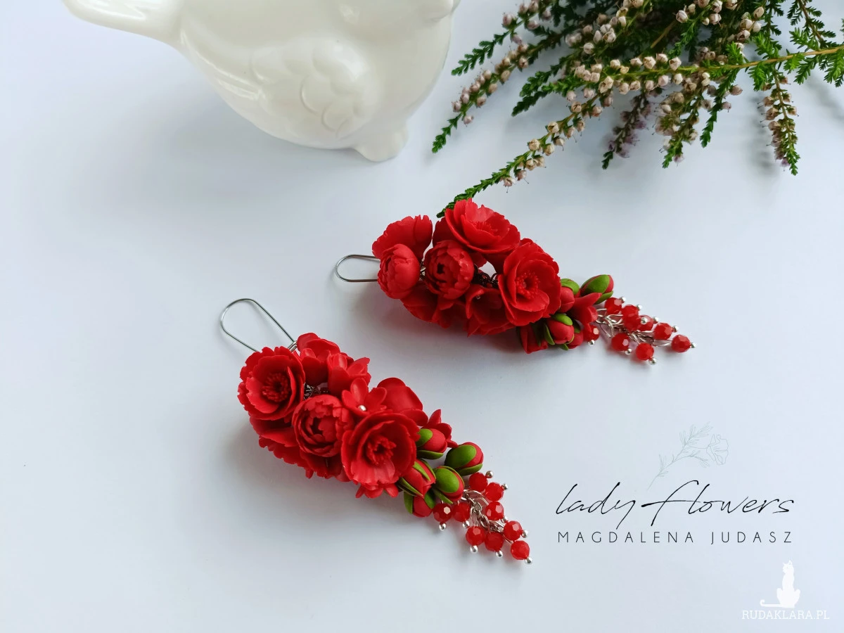 Kolczyki z czerwonymi kwiatami