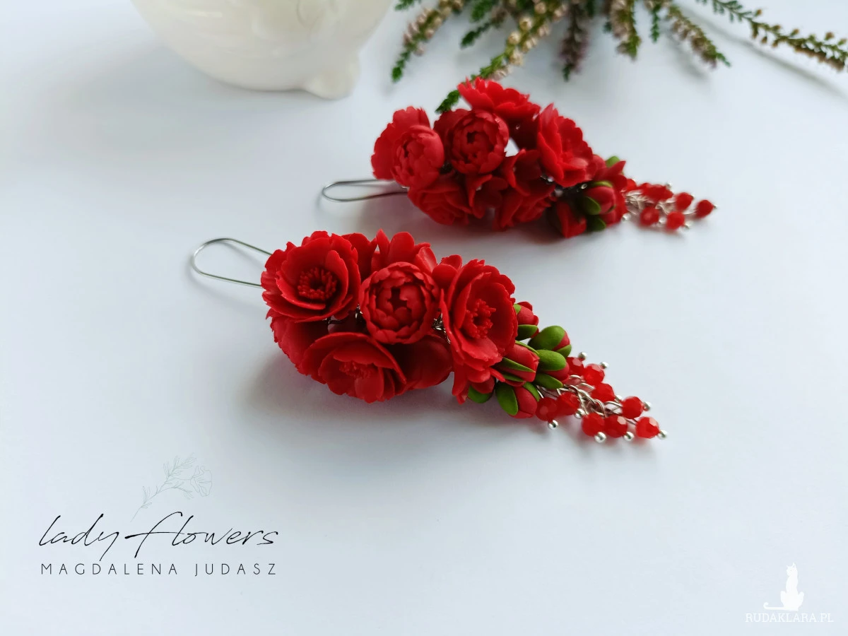 Kolczyki z czerwonymi kwiatami