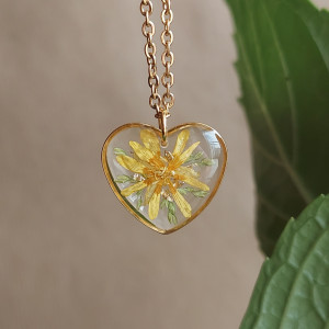 złota zawieszka złoty wisiorek kwiat naszyjnik żywica z żywicy kwiaty serce serduszko