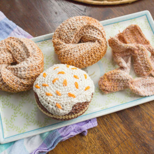 Szydełkowy pączek z lukrem