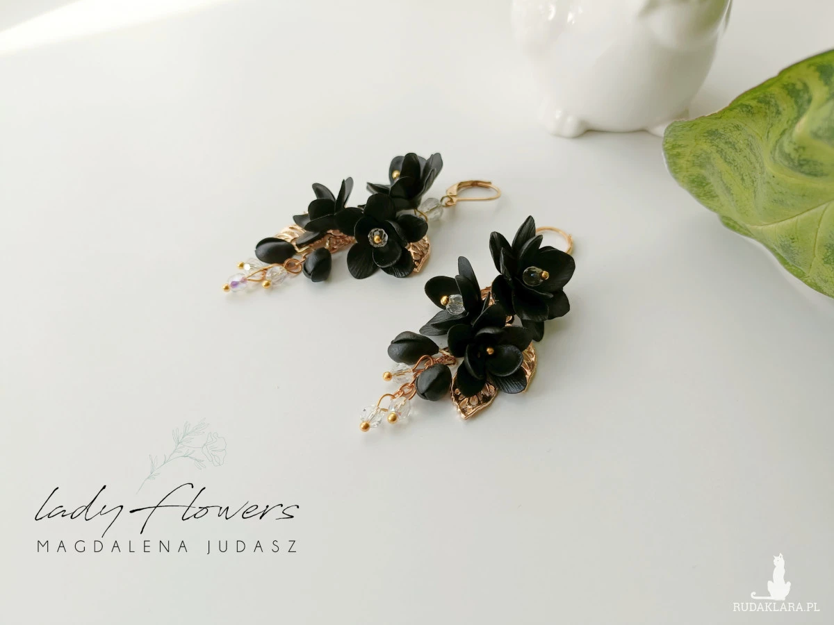 Kolczyki z czarnymi kwiatami