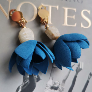 Klipsy sztucznym wdziękiem epatuje