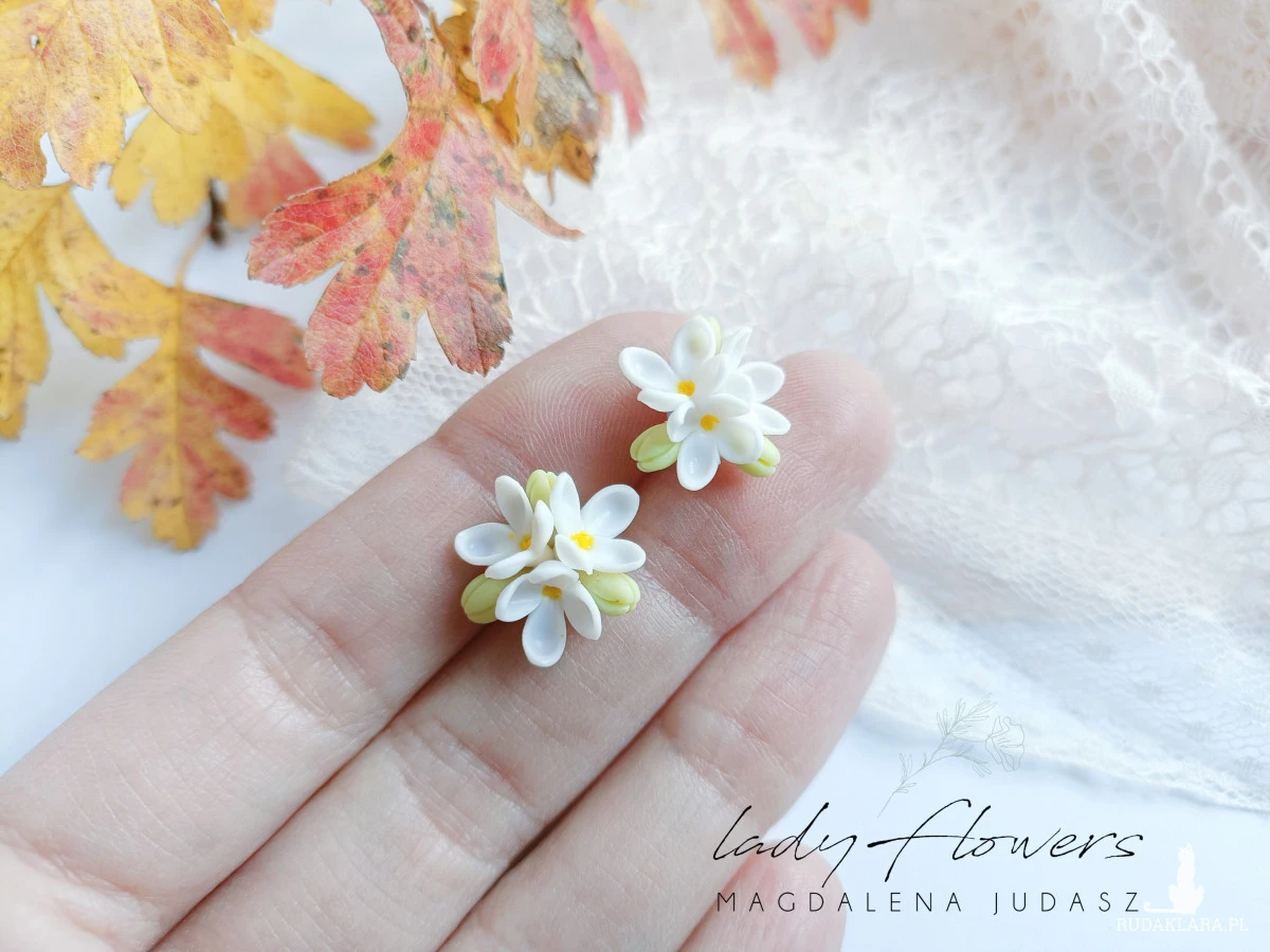 Kolczyki z białymi bzami