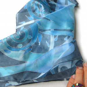 Niebieska Roślinna, Jedwabna apaszka w odcieniach niebieskich