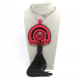 Wisiorek sutasz czerwono-czarny z chwostem