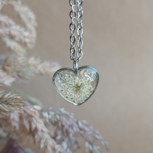 Srebrna zawieszka srebrny wisiorek naszyjnik żywica z żywicy kwiaty z kwiatami serce serduszko białe kwiaty