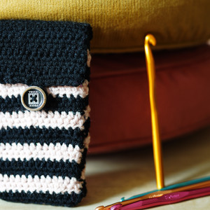 Uniwersalny pokrowiec na smartfon. Blady róż z błyszczącą nitką i czerń