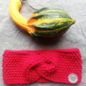 Czerwona opaska typu turban