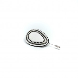 Czarno-biała broszka ze skolecytem Audrey