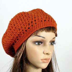 Rudy beret robiony na szydełku