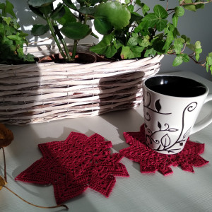 Klonowe wiśniowe listki