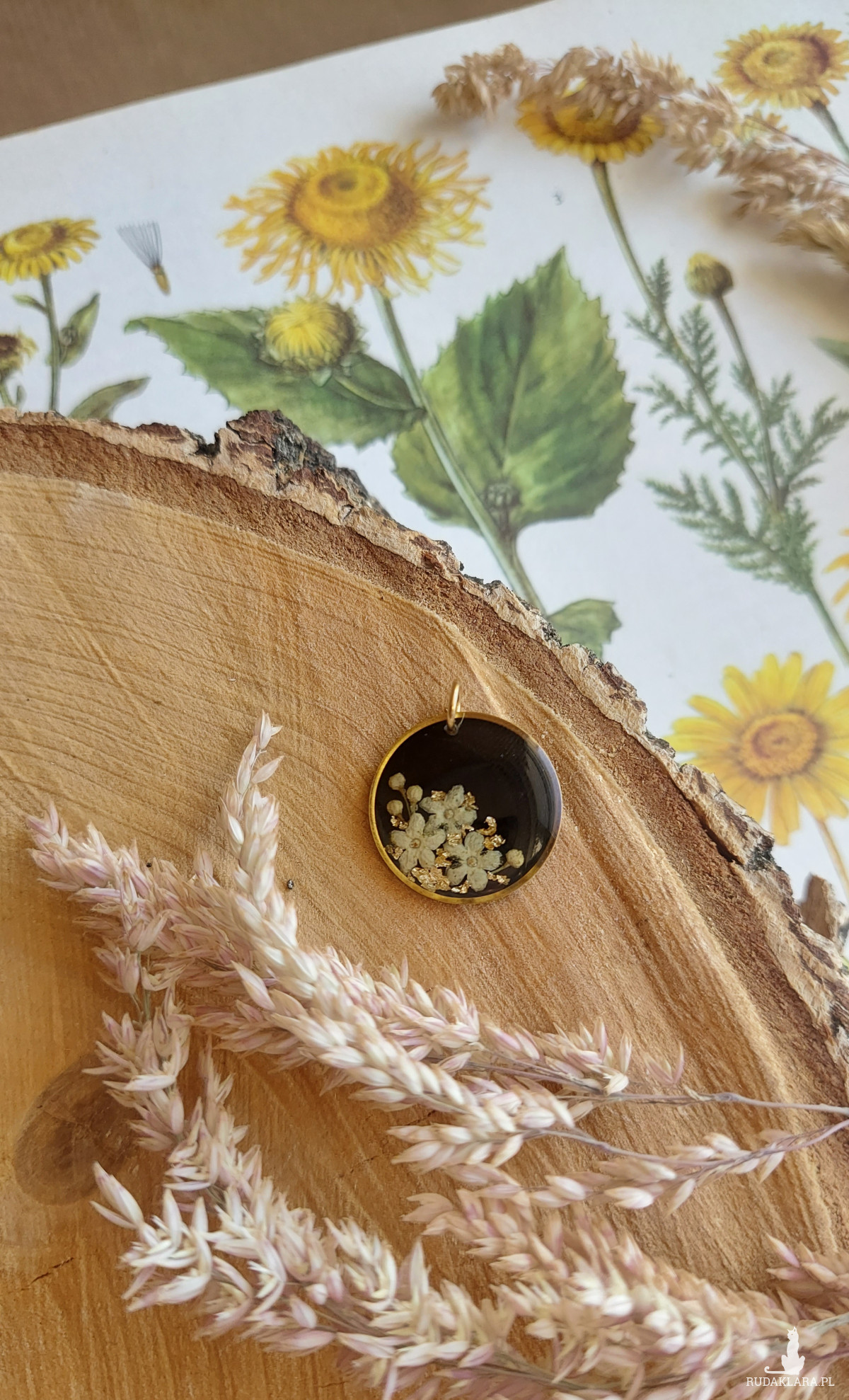 złota zawieszka złoty wisiorek naszyjnik żywica z żywicy kwiaty z kwiatami suszone prawdziwe  kwiaty czarna retro vintage