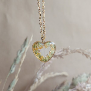 złota zawieszka złoty wisiorek kwiat naszyjnik żywica z żywicy kwiaty serce serduszko żółte kwiaty